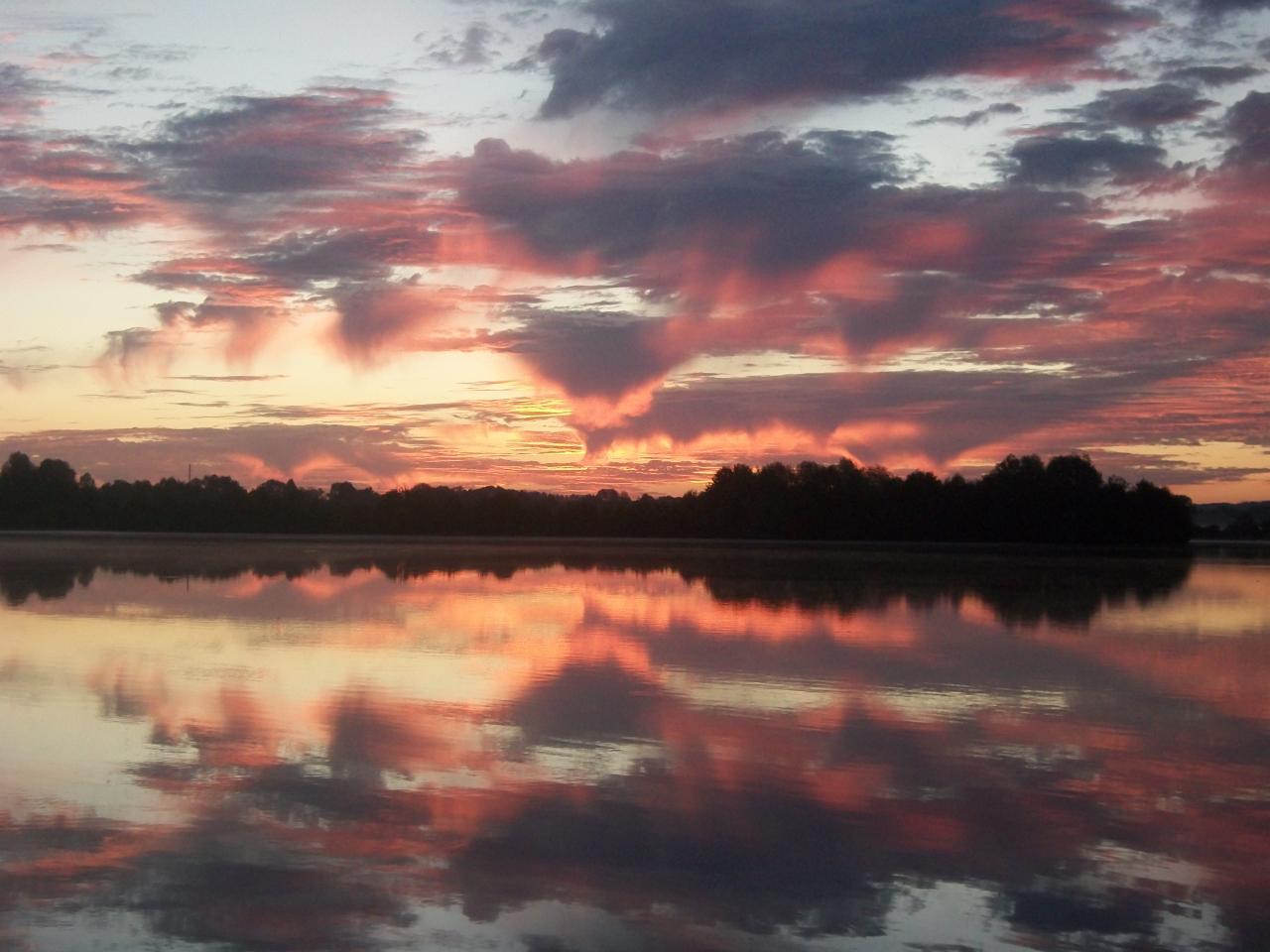 Lever de soleil sur le lac de la Rougeraie à la Chartre sur le Loir