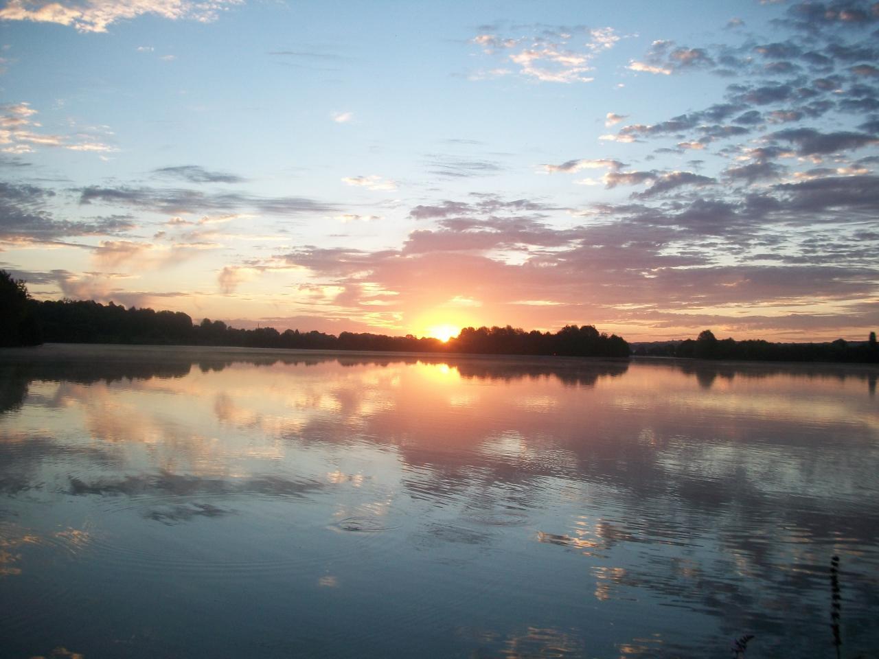 Lever de soleil sur le lac de la Rougeraie à la Chartre sur le Loir