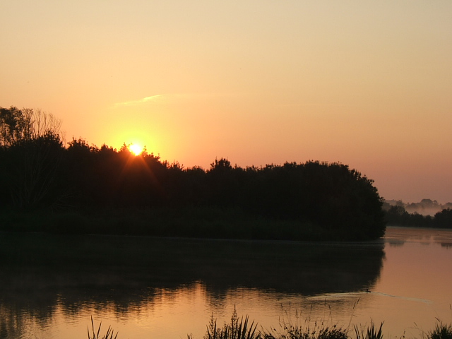 Lever de soleil sur le lac de la Rougeraie à la Chartre sur le Loir