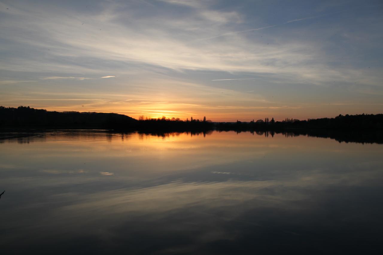 Coucher de soleil sur le lac de la Rougeraie